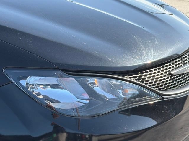 Used 2023 Chrysler Voyager LX FWD image 9