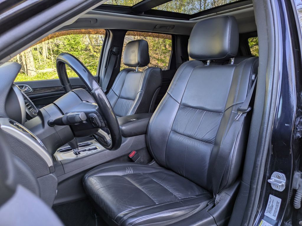 Used 2011 Jeep Grand Cherokee Laredo AWD/4WD image 12