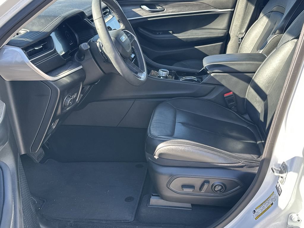 Used 2023 Jeep Grand Cherokee L Limited w/ Black Appearance Package image 9