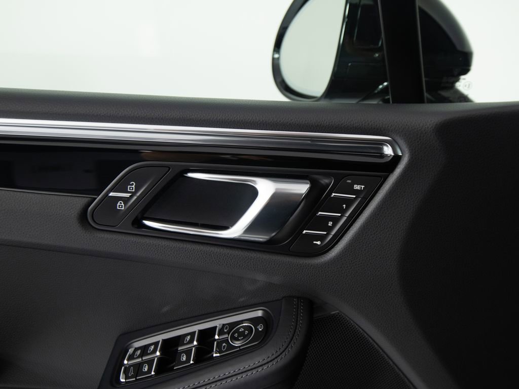 Certified 2026 Porsche Macan AWD/4WD image 19