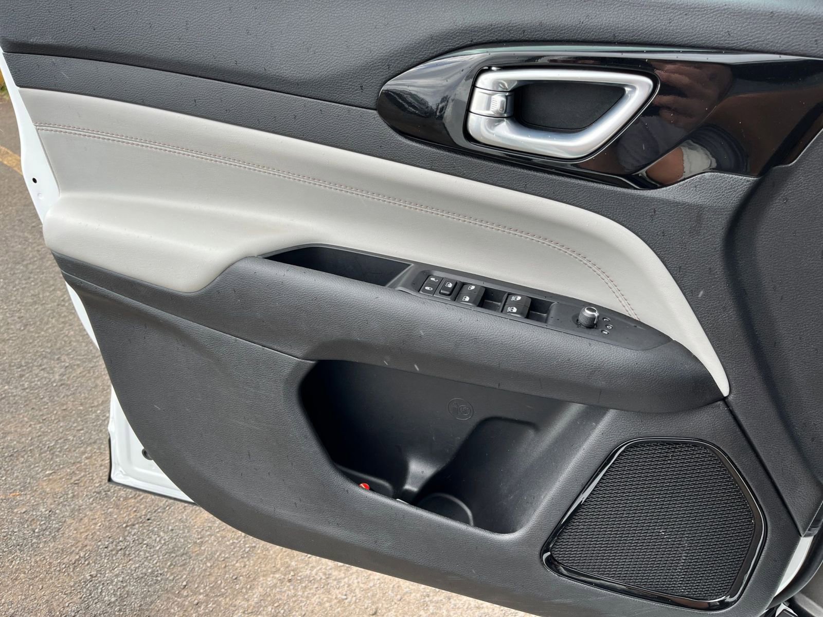 Used 2025 Jeep Compass Limited image 18