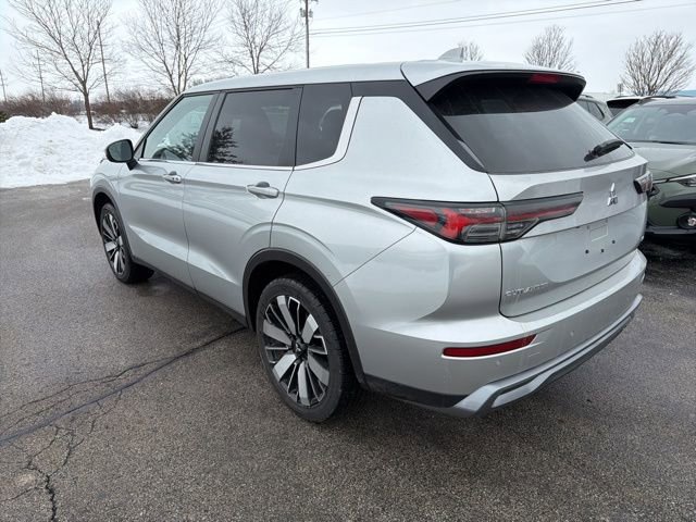 Used 2025 Mitsubishi Outlander SE image 7