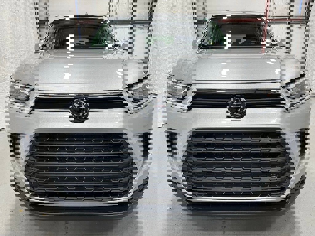 Used 2025 Toyota Grand Highlander AWD image 2