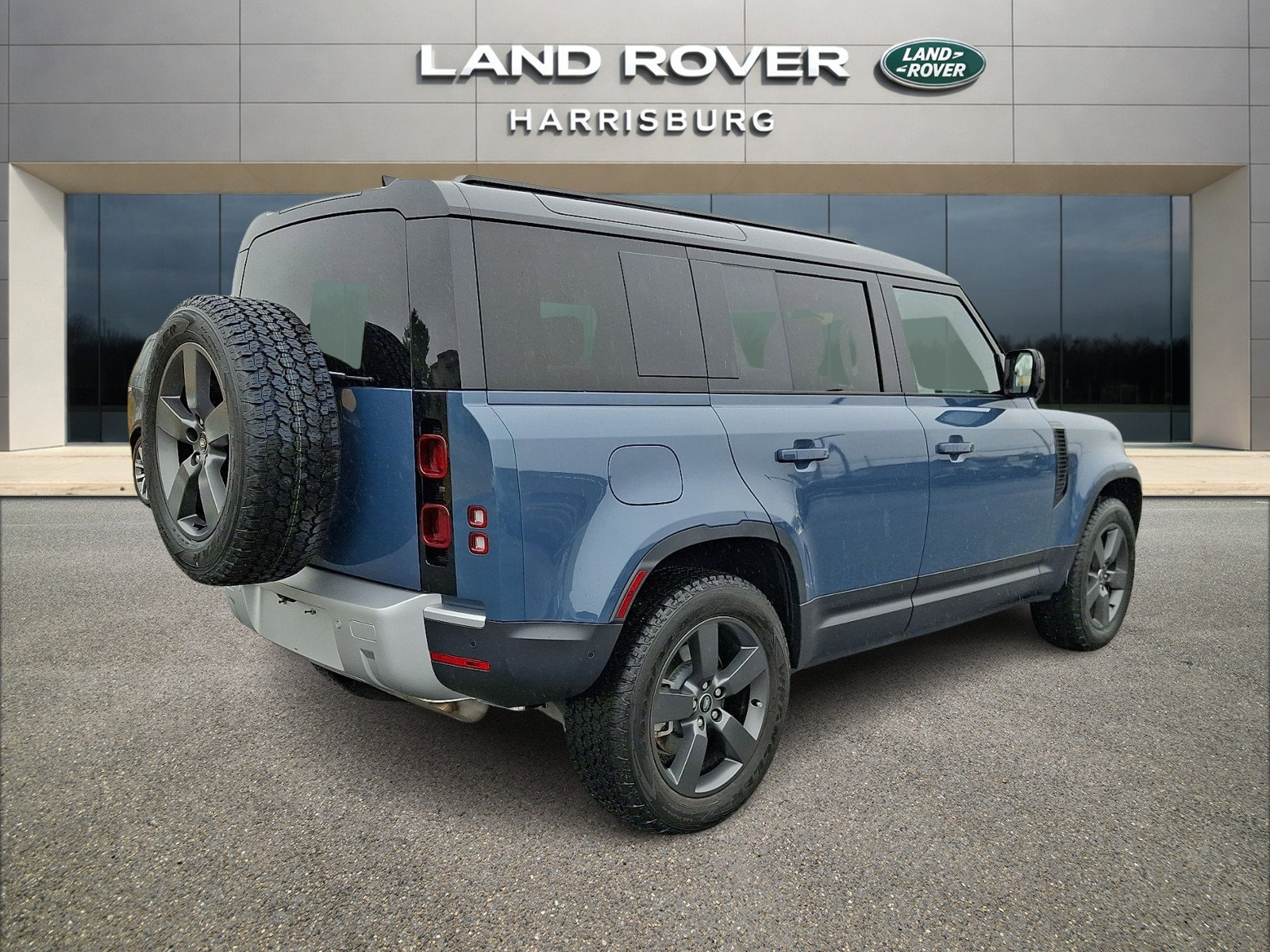 Used 2025 Land Rover Defender 110 S image 4