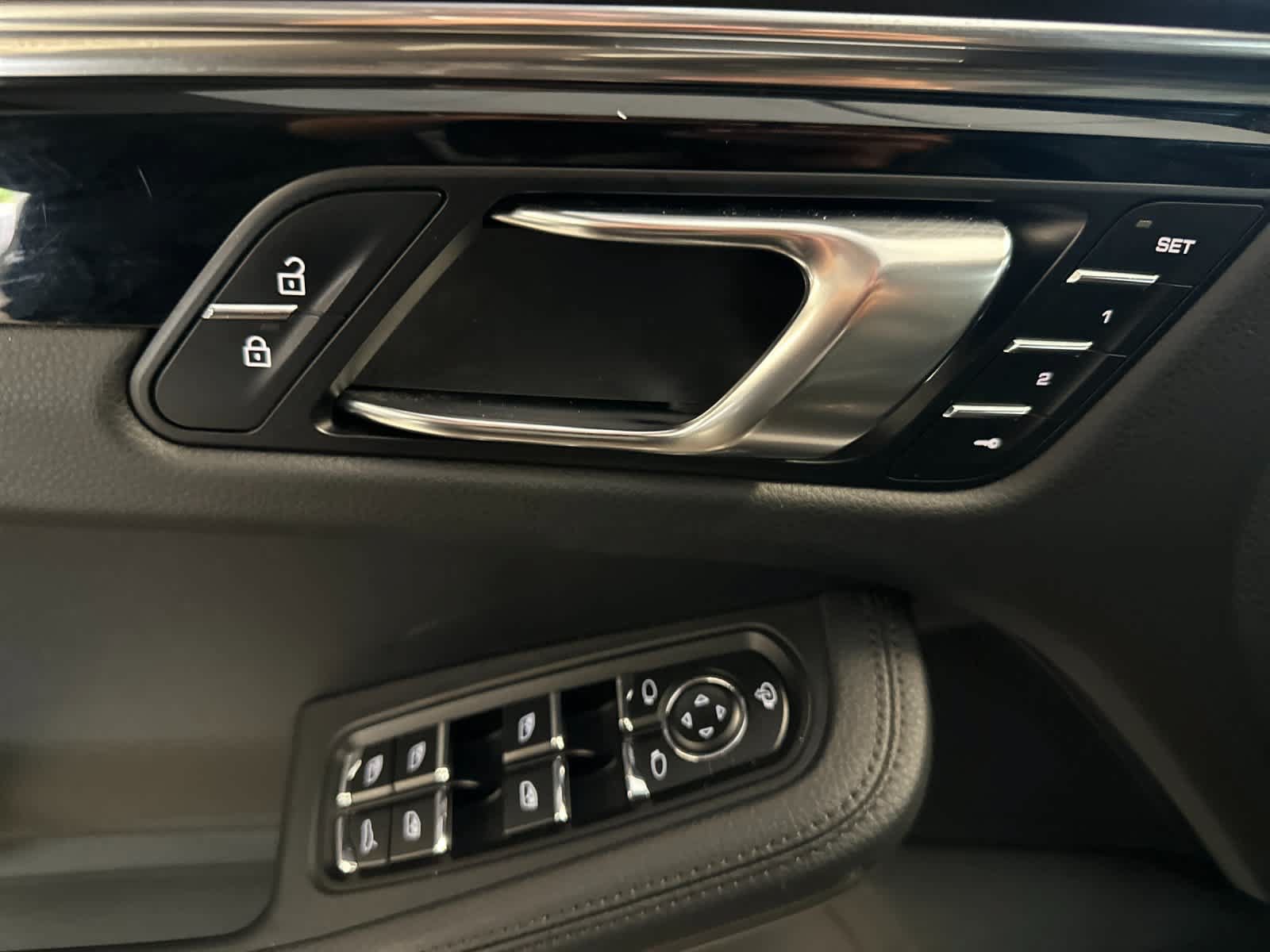 Certified 2025 Porsche Macan AWD/4WD image 12