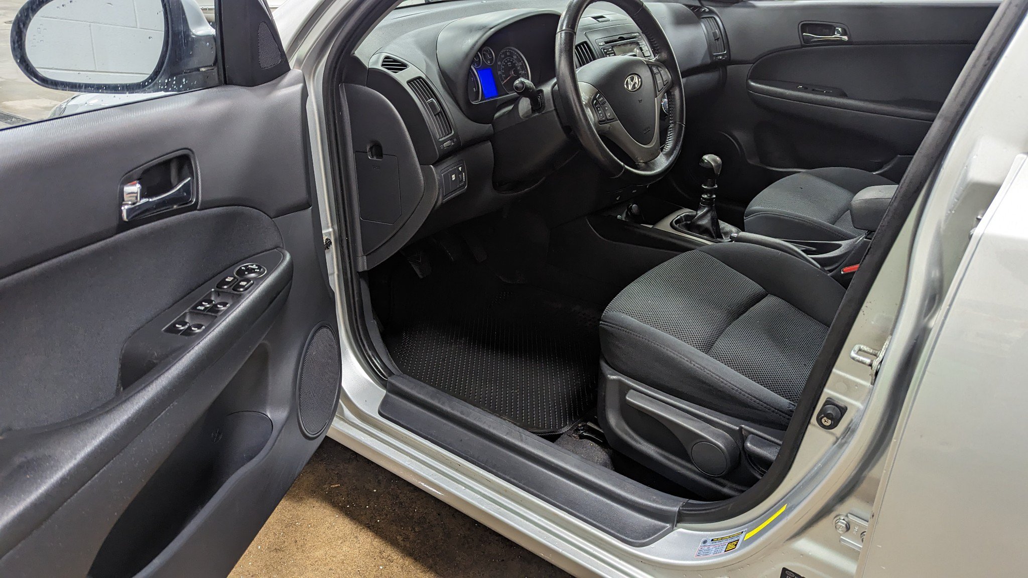 Used 2009 Hyundai Elantra w/ Premium-Sport Pkg 2 FWD image 7