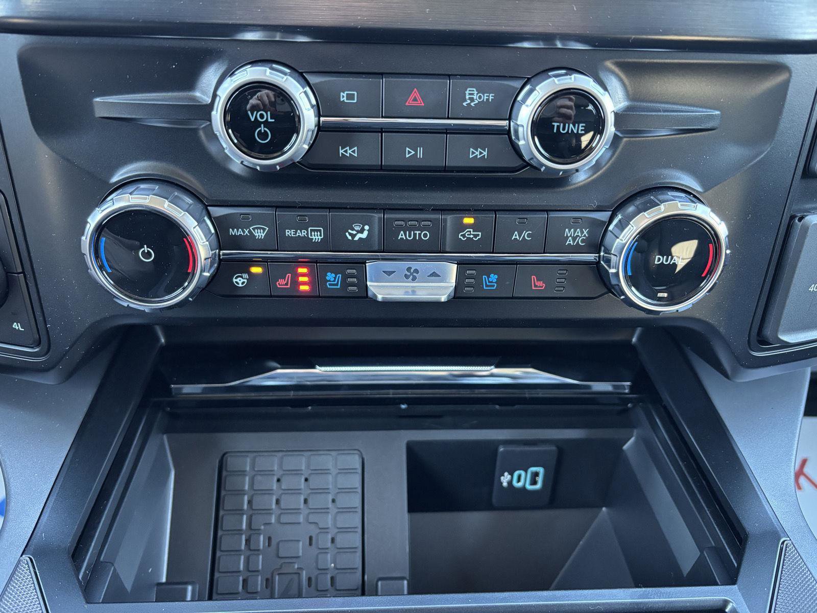 New 2026 Ford F350 Lariat w/ Black Appearance Package image 28