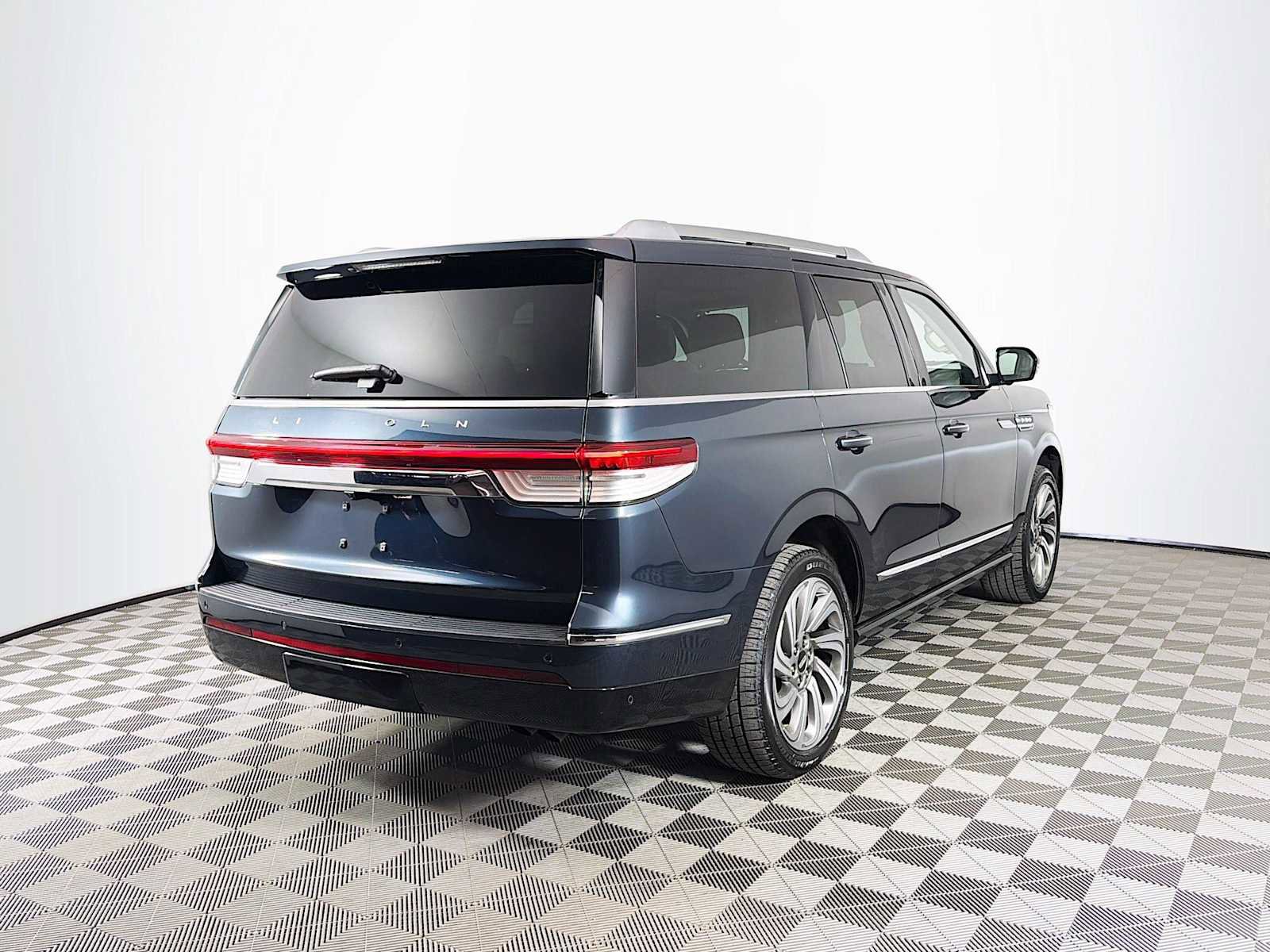 Used 2022 Lincoln Navigator Reserve AWD/4WD image 5