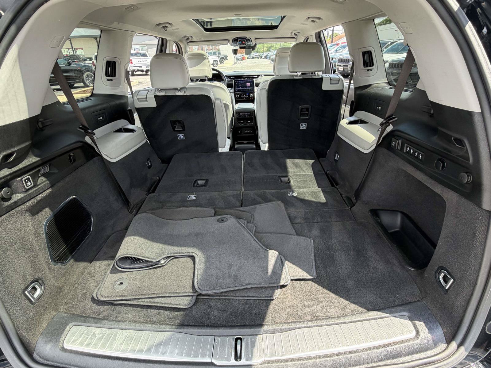 Used 2021 Jeep Grand Cherokee L Overland w/ Luxury Tech Group IV AWD/4WD image 36