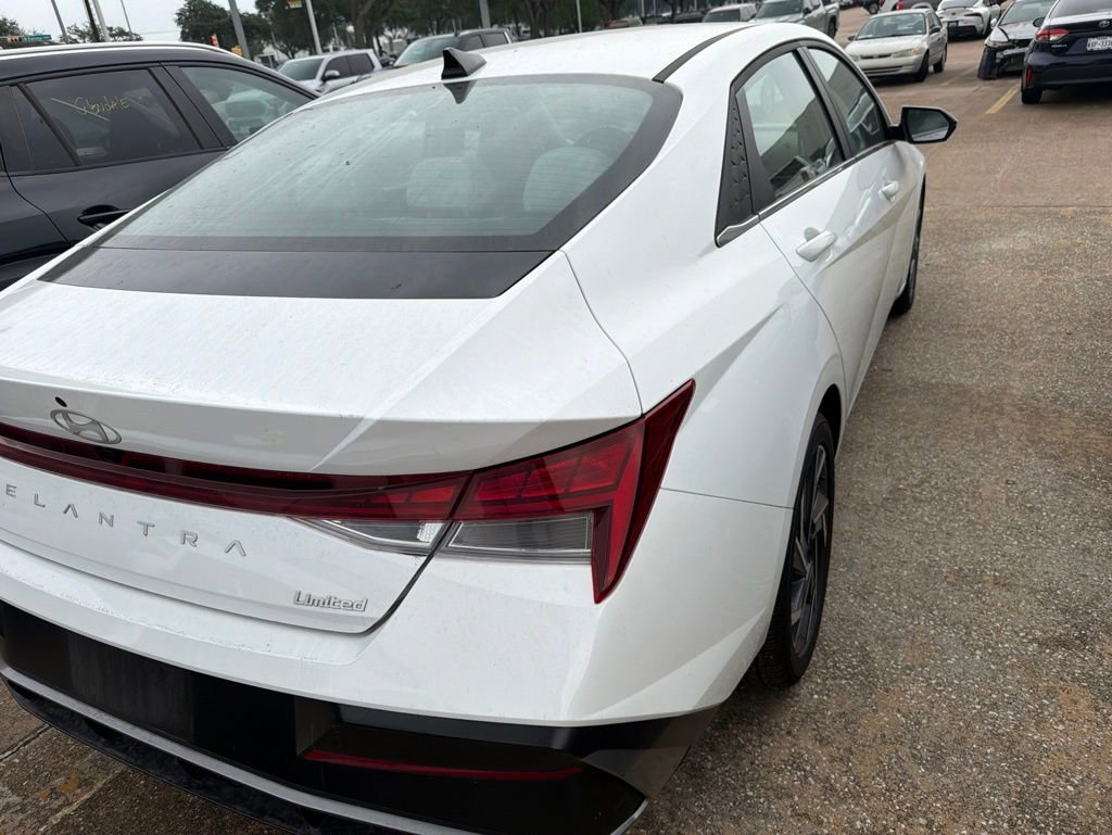 Used 2025 Hyundai Elantra Limited FWD image 5