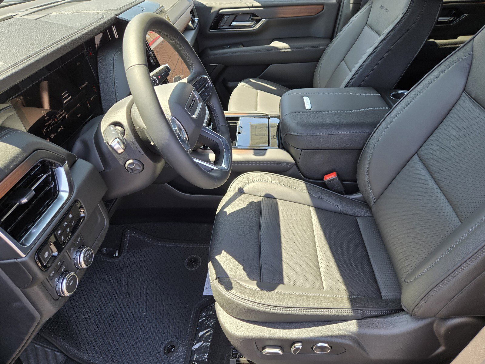 New 2025 GMC Yukon Denali w/ Sun & Power Step Package image 6