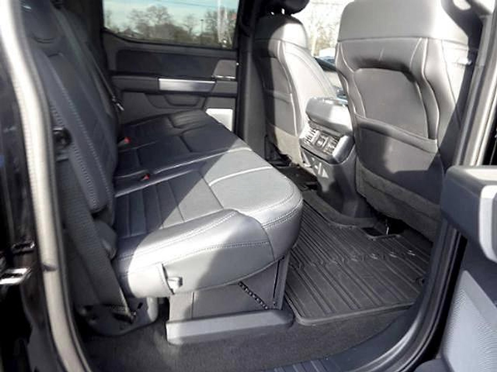 Used 2025 Ford F350 Platinum w/ FX4 Off-Road Package image 11