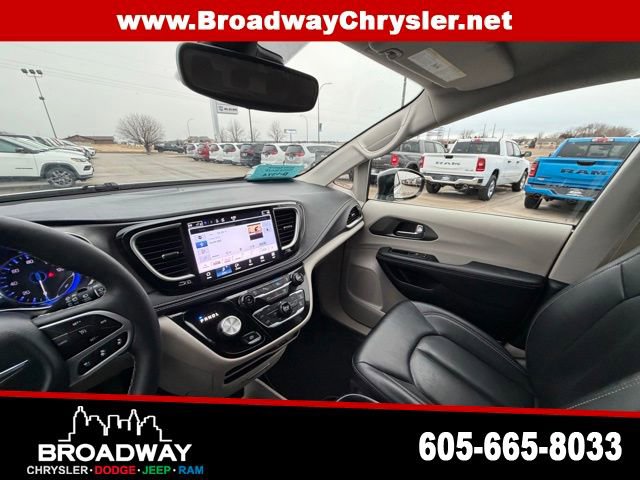 Used 2024 Chrysler Pacifica Touring-L image 19
