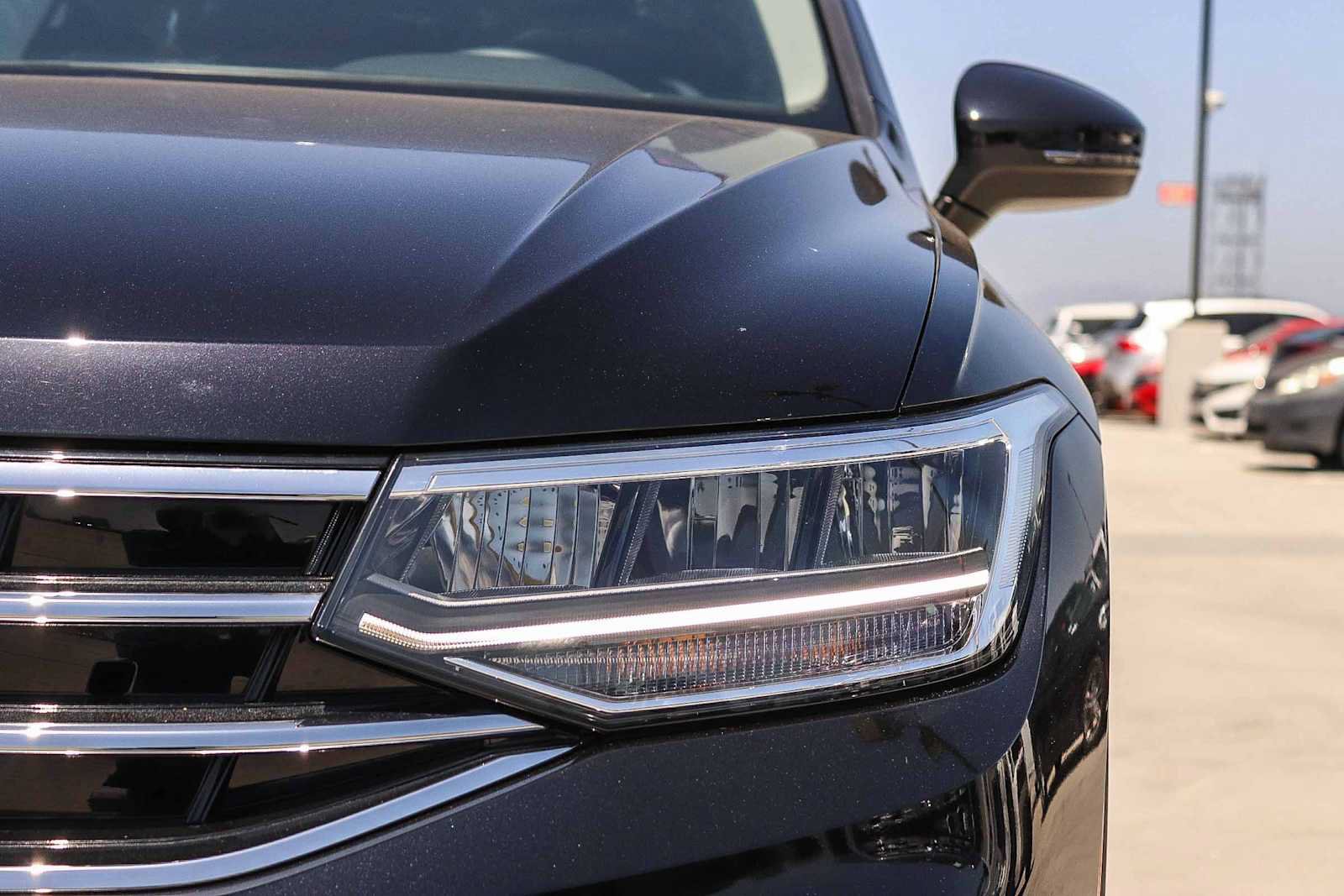 Used 2023 Volkswagen Tiguan SE w/ Panoramic Sunroof Package FWD image 7