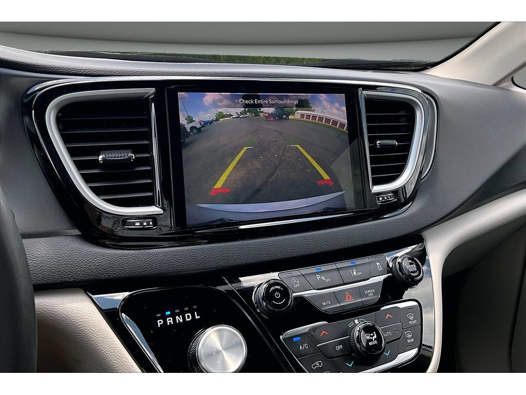Used 2024 Chrysler Pacifica Touring-L FWD image 22