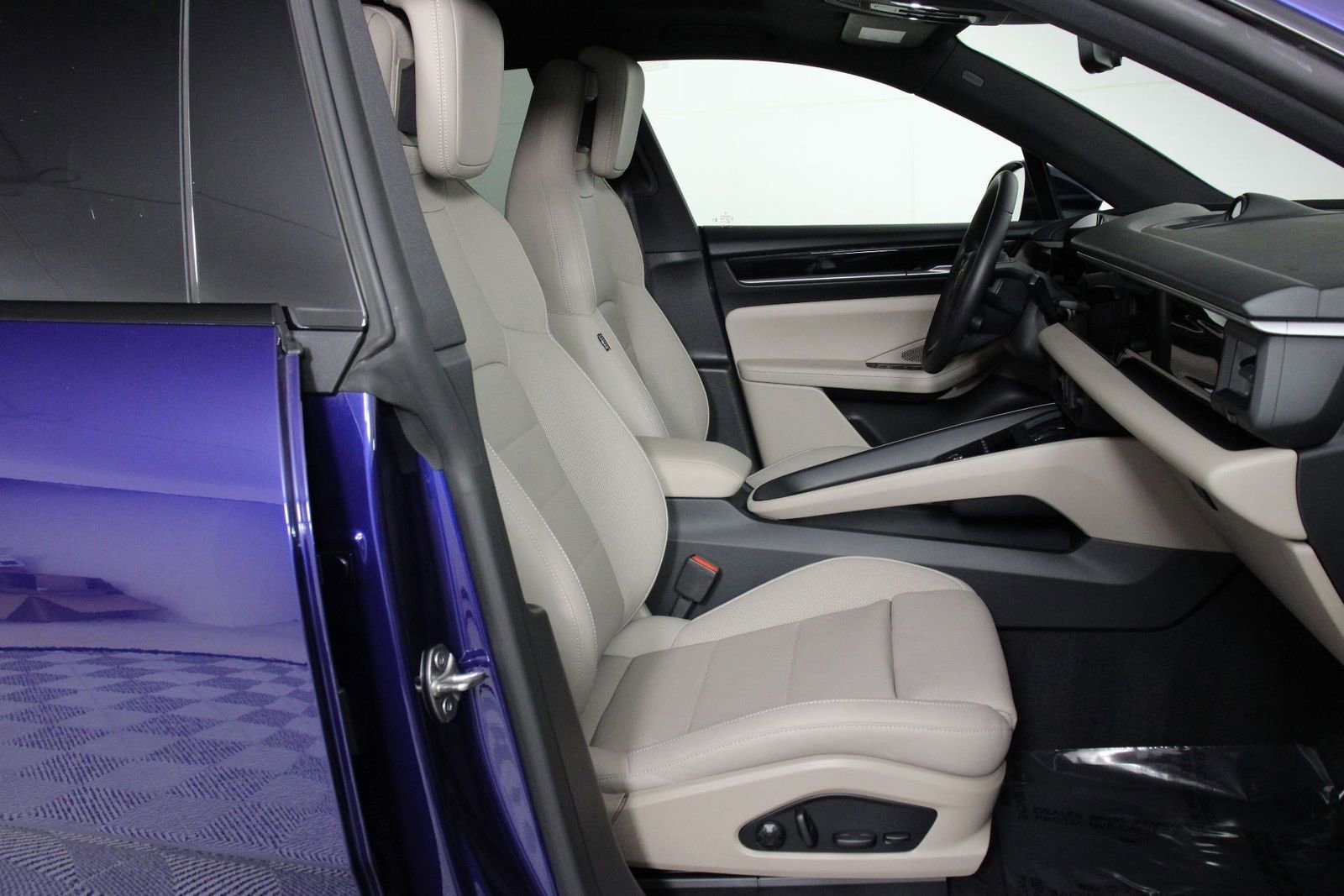 Certified 2025 Porsche Macan 4 Electric AWD/4WD image 29