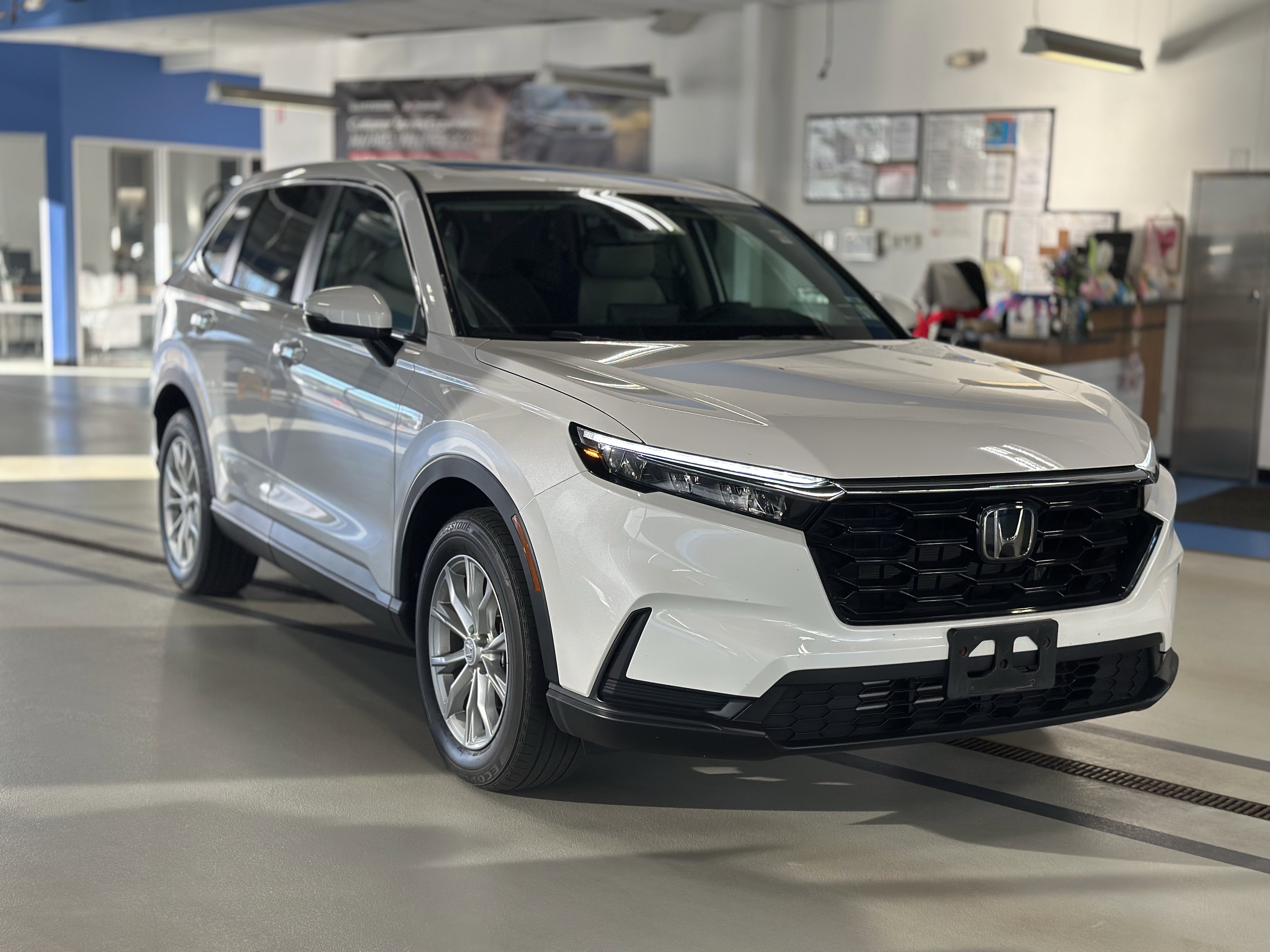 Used 2024 Honda CR-V EX image 3