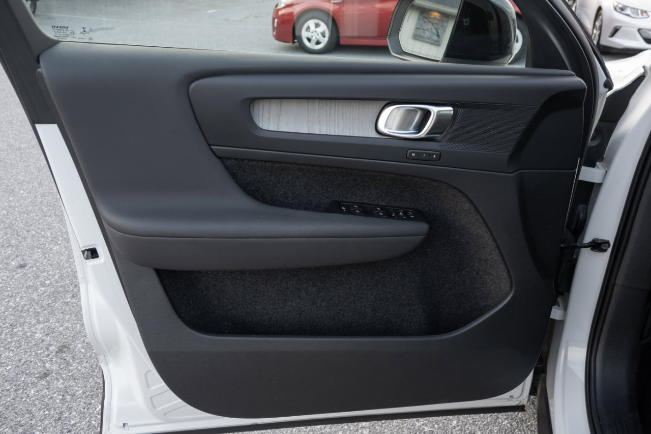 Used 2023 Volvo XC40 B5 Plus image 17