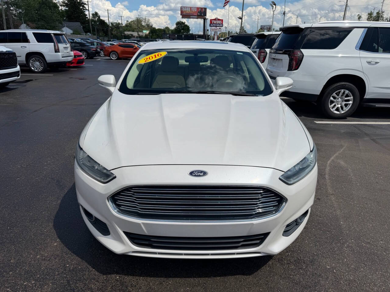 Used 2016 Ford Fusion SE w/ Equipment Group 202A FWD image 2