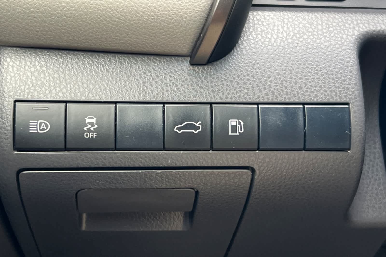 Used 2018 Toyota Camry LE FWD image 27