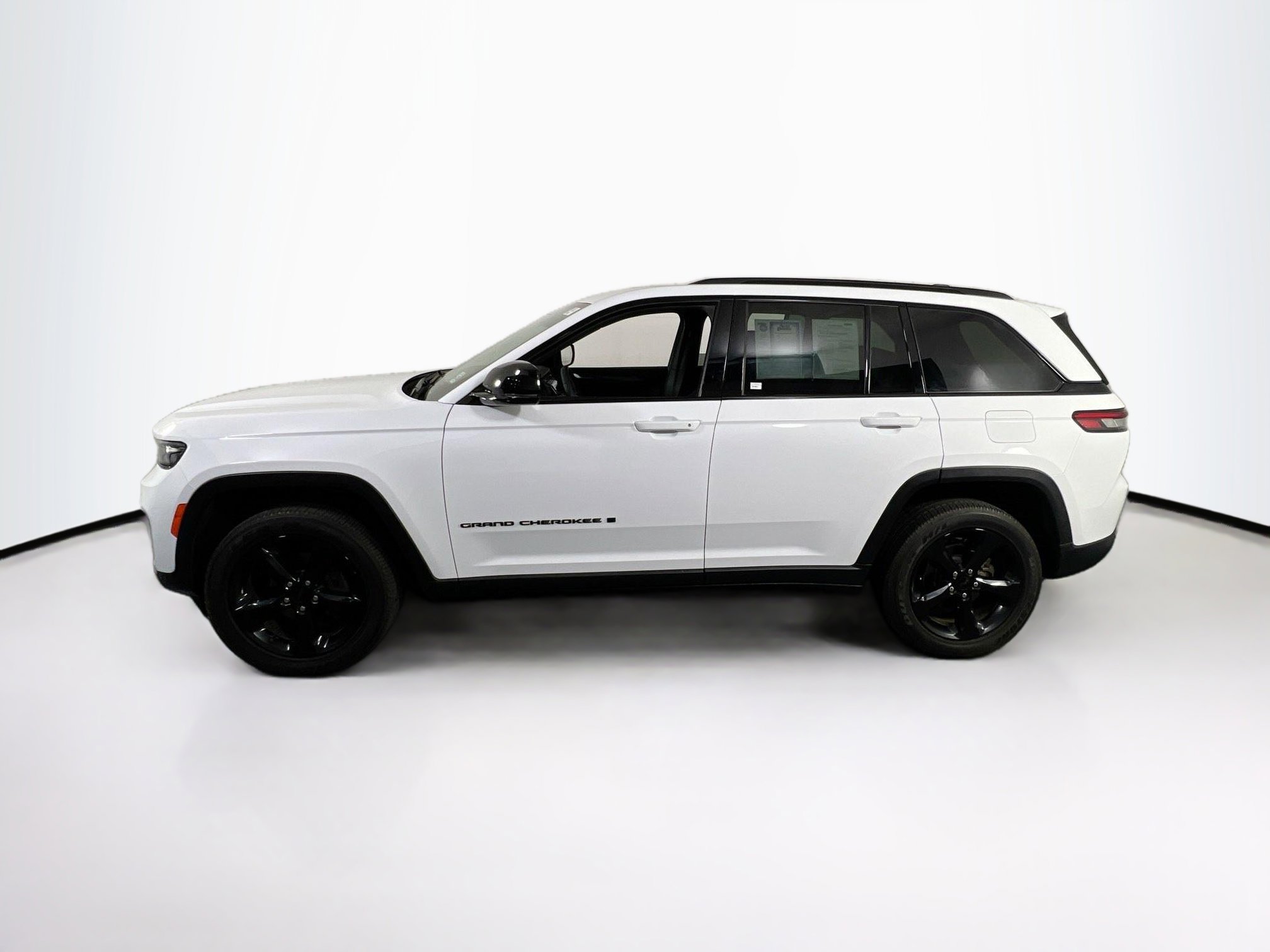 Used 2023 Jeep Grand Cherokee Altitude AWD/4WD image 8