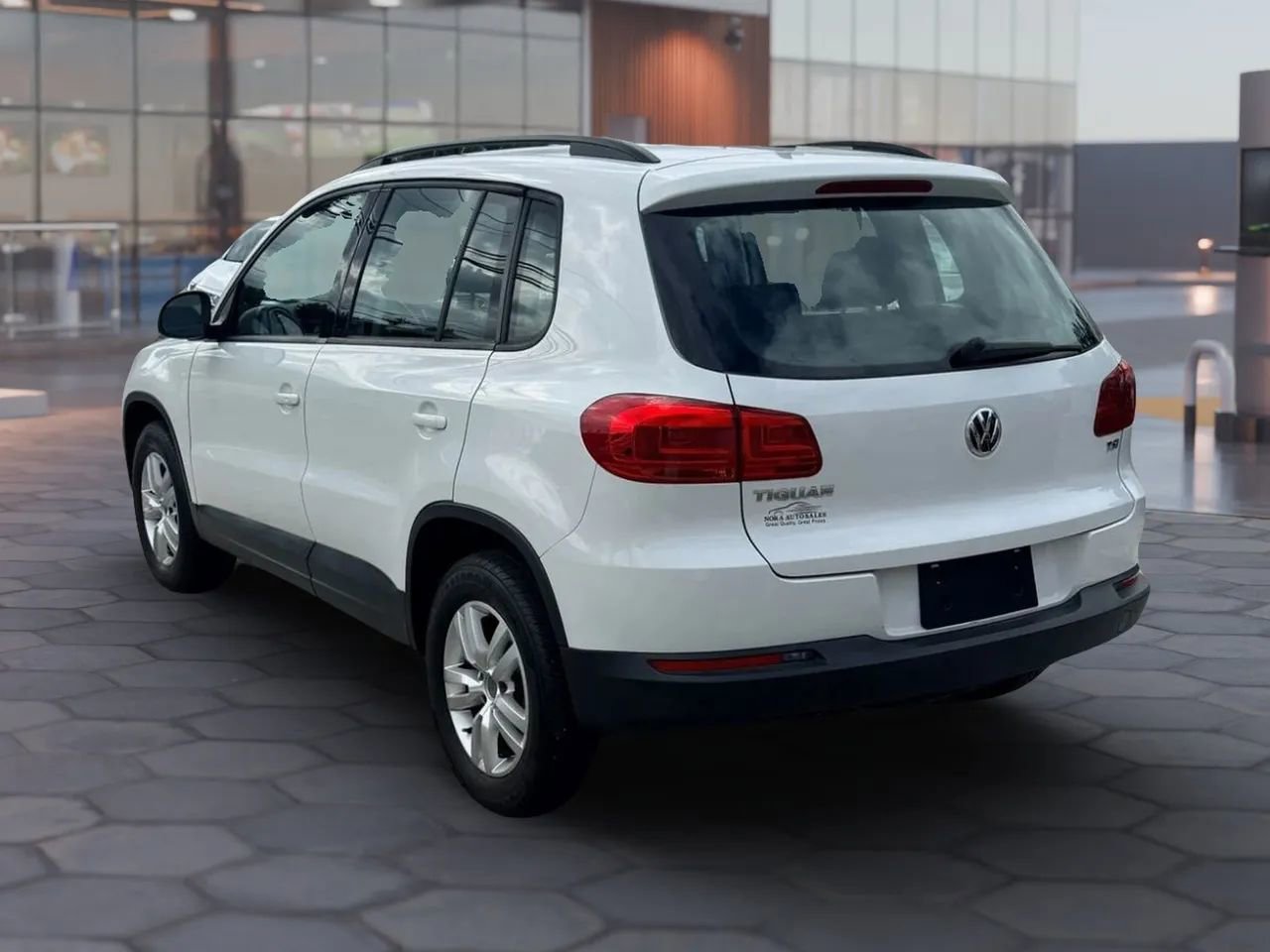 Used 2017 Volkswagen Tiguan S image 12
