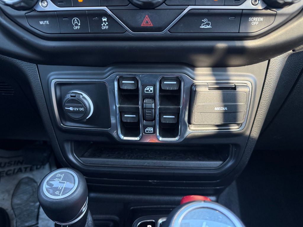 Used 2022 Jeep Wrangler Unlimited Sahara w/ Cold Weather Group image 27