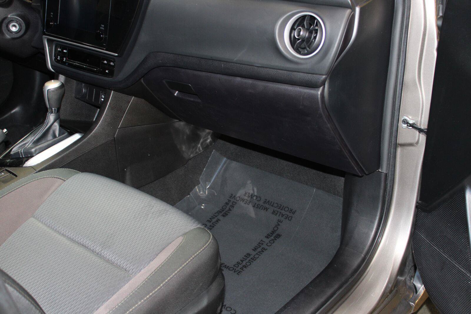 Used 2018 Toyota Corolla LE FWD image 39