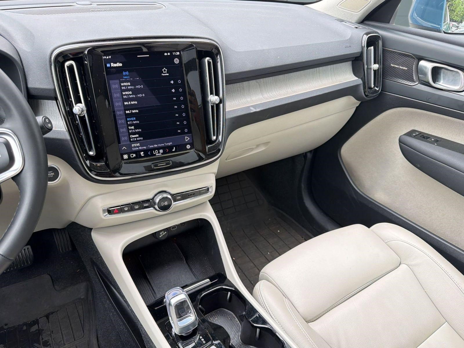 Certified 2023 Volvo XC40 B5 Ultimate w/ Protection Package Premier image 26