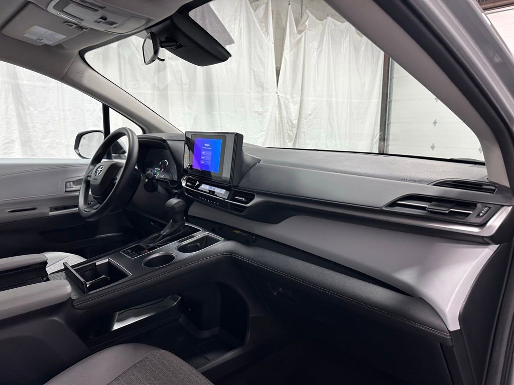 Used 2025 Toyota Sienna LE image 66
