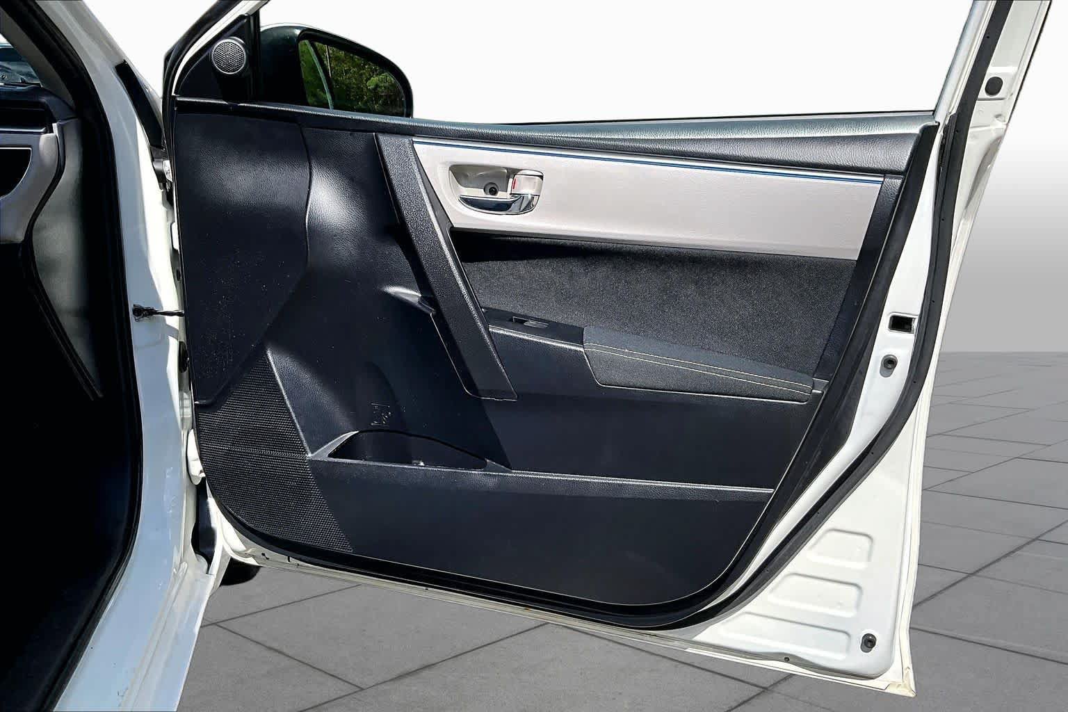 Used 2015 Toyota Corolla LE FWD image 23