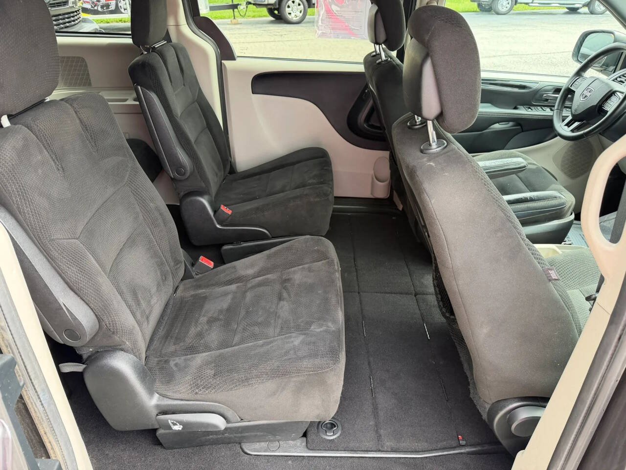 Used 2016 Dodge Grand Caravan SE FWD image 22