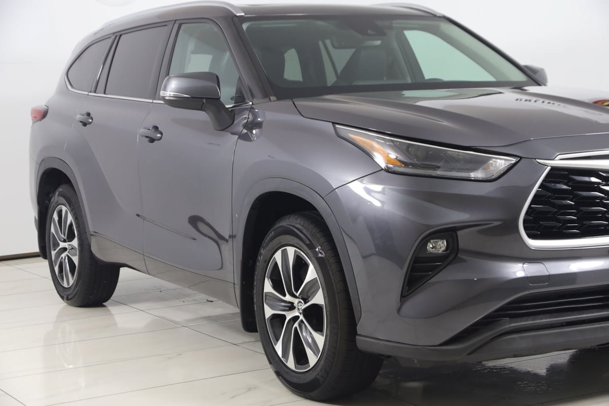 Used 2021 Toyota Highlander XLE AWD/4WD image 36