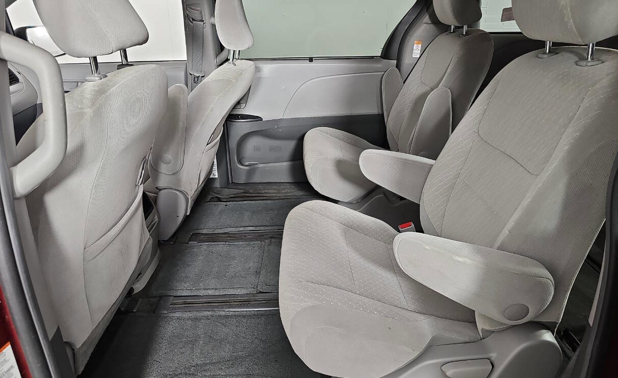 Used 2017 Toyota Sienna LE image 10