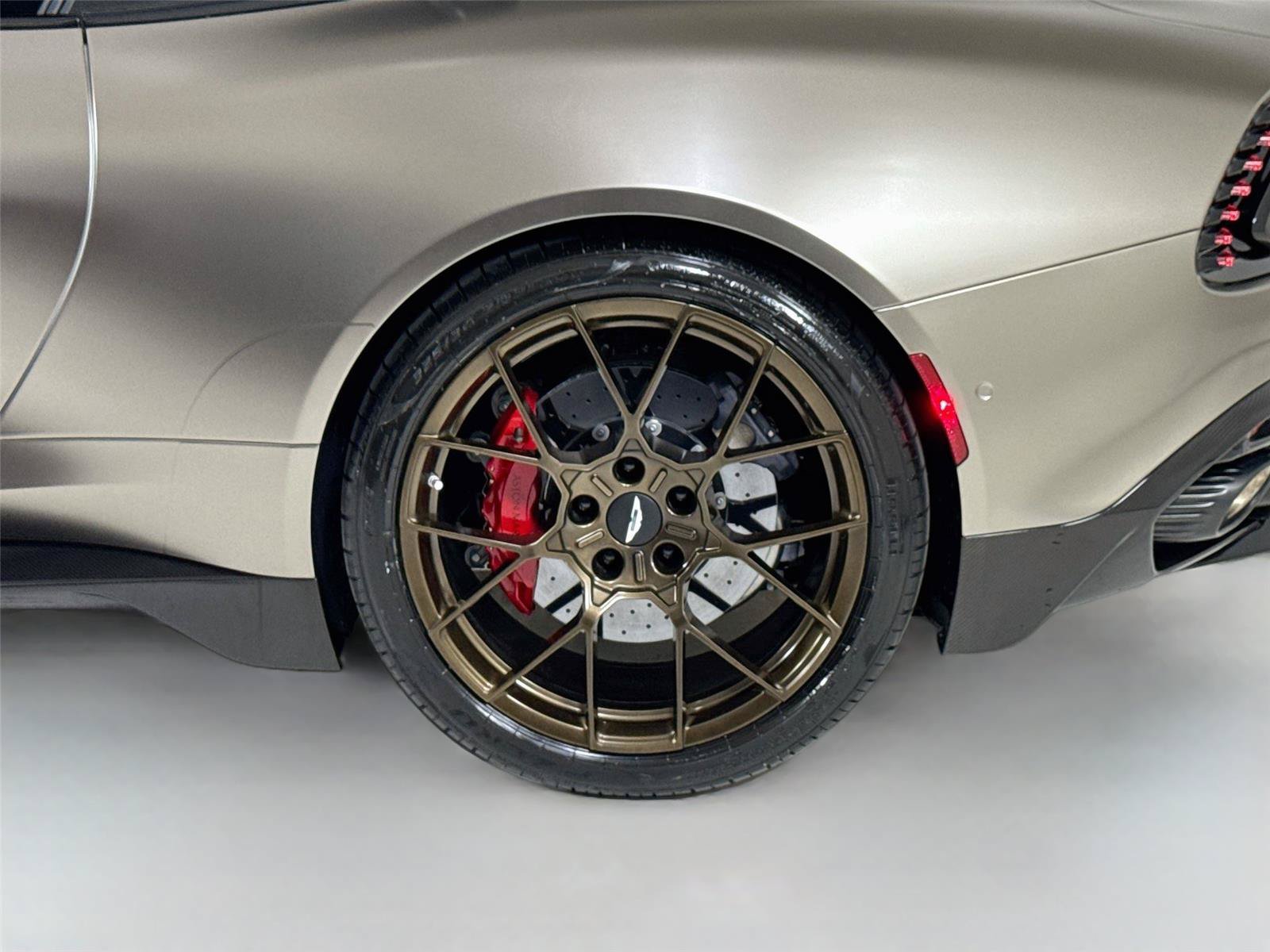 Used 2025 Aston Martin Vanquish RWD image 40