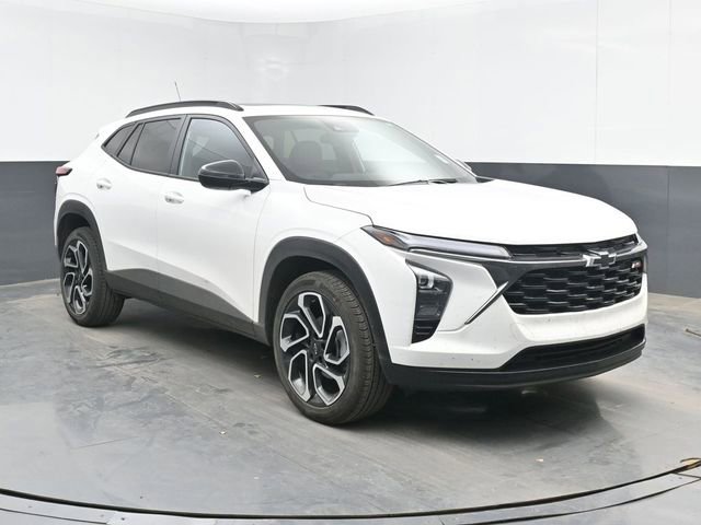Used 2025 Chevrolet Trax RS w/ Sunroof Package FWD image 2