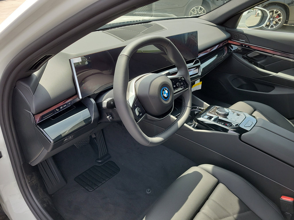 New 2026 BMW i5 M60 w/ Convenience Package RWD image 18