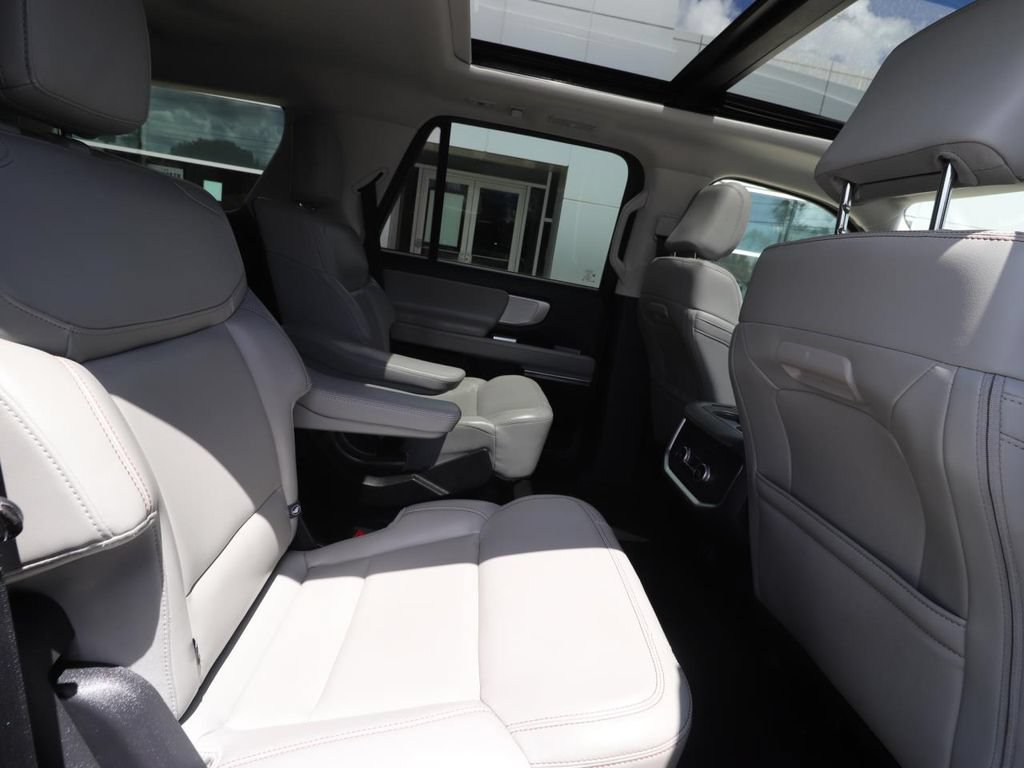 Used 2025 Ford Expedition Active AWD/4WD image 25