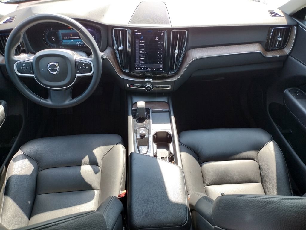 Used 2022 Volvo XC60 B5 Momentum image 6