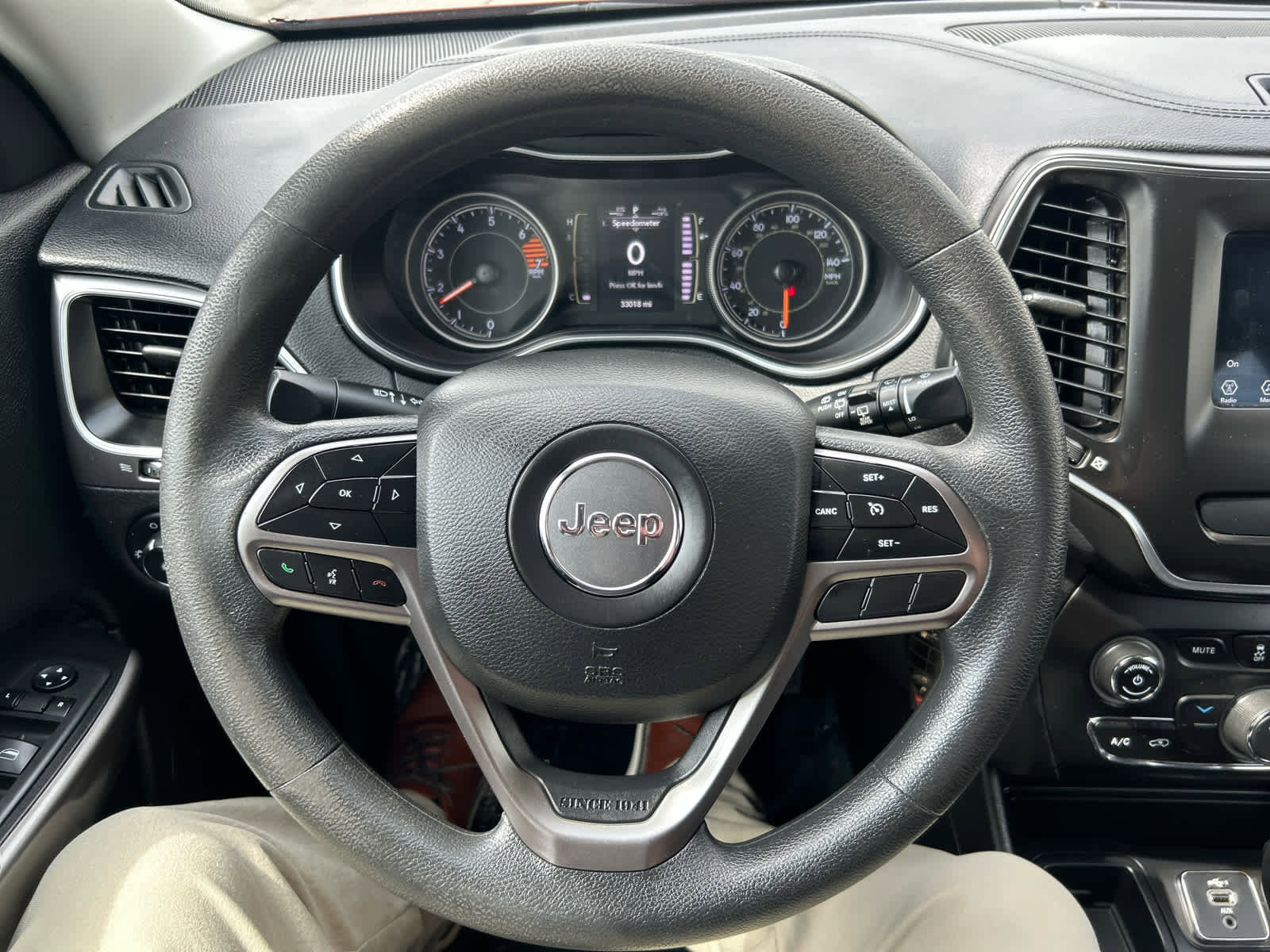 Used 2019 Jeep Cherokee Latitude w/ Popular Appearance Group FWD image 16