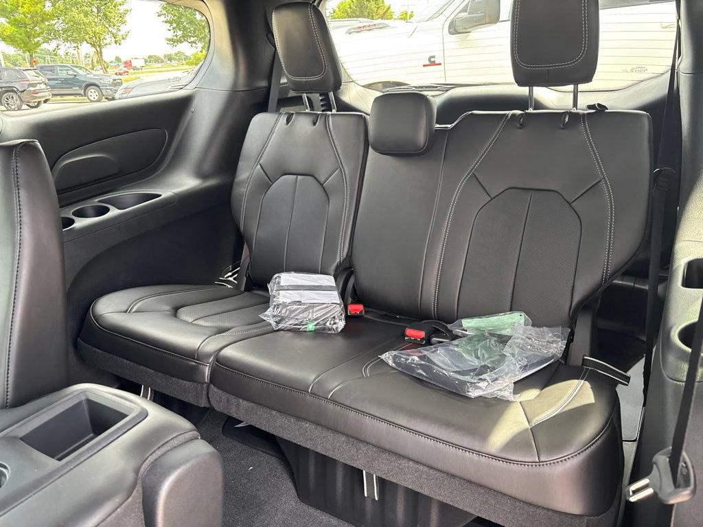 New 2027 Chrysler Pacifica Select FWD image 18