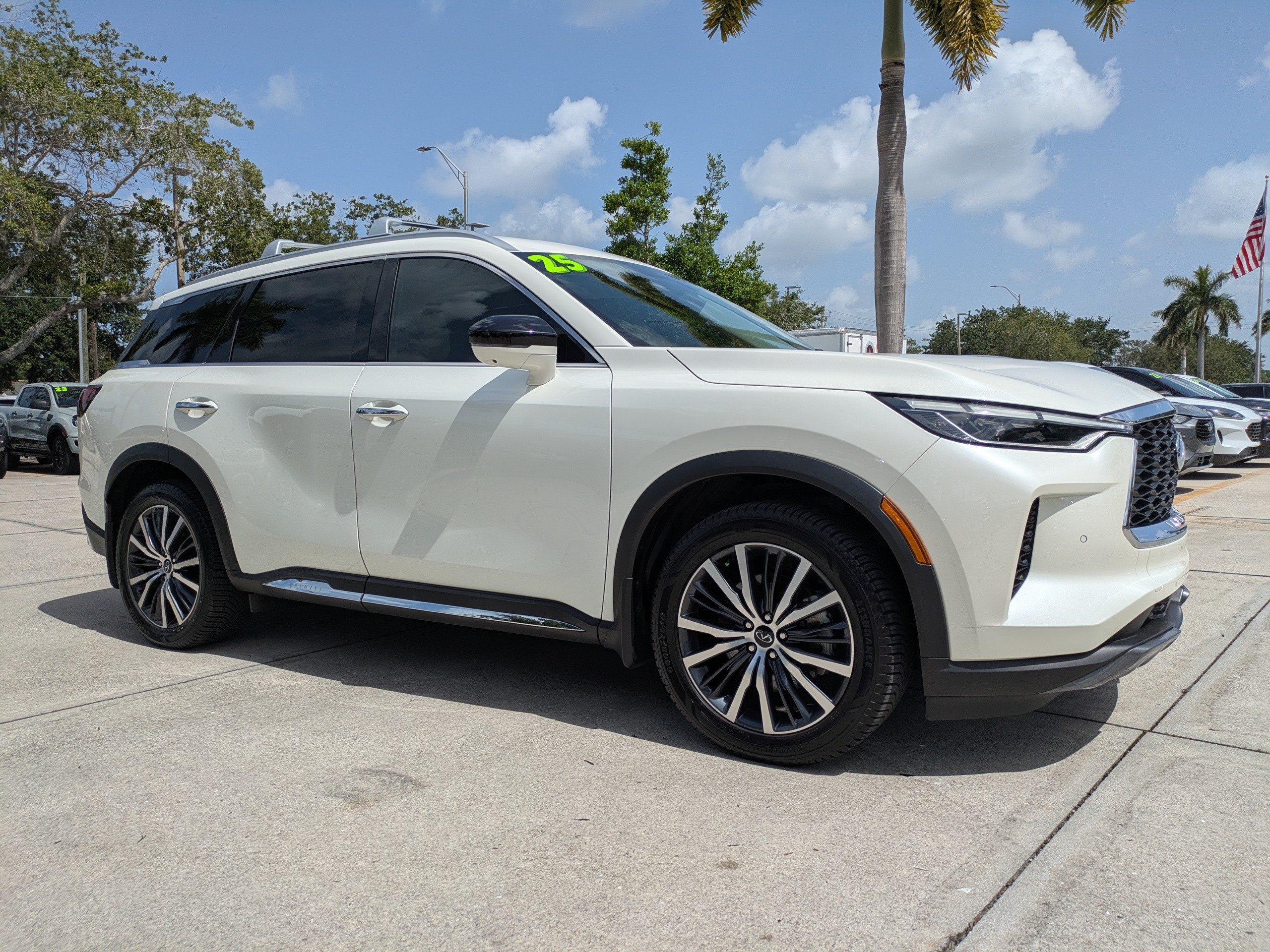Used 2025 INFINITI QX60 Sensory w/ Vision Package AWD/4WD image 2