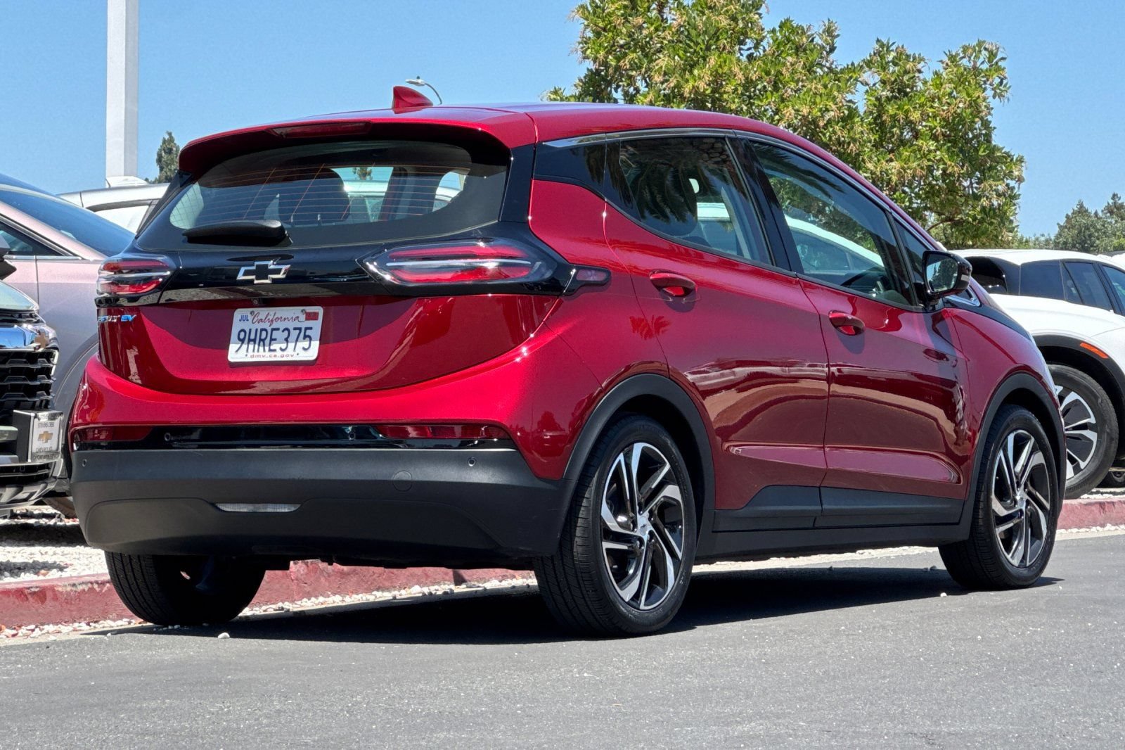 Used 2023 Chevrolet Bolt LT w/ Infotainment Package FWD image 5
