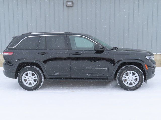 Used 2023 Jeep Grand Cherokee Laredo image 2
