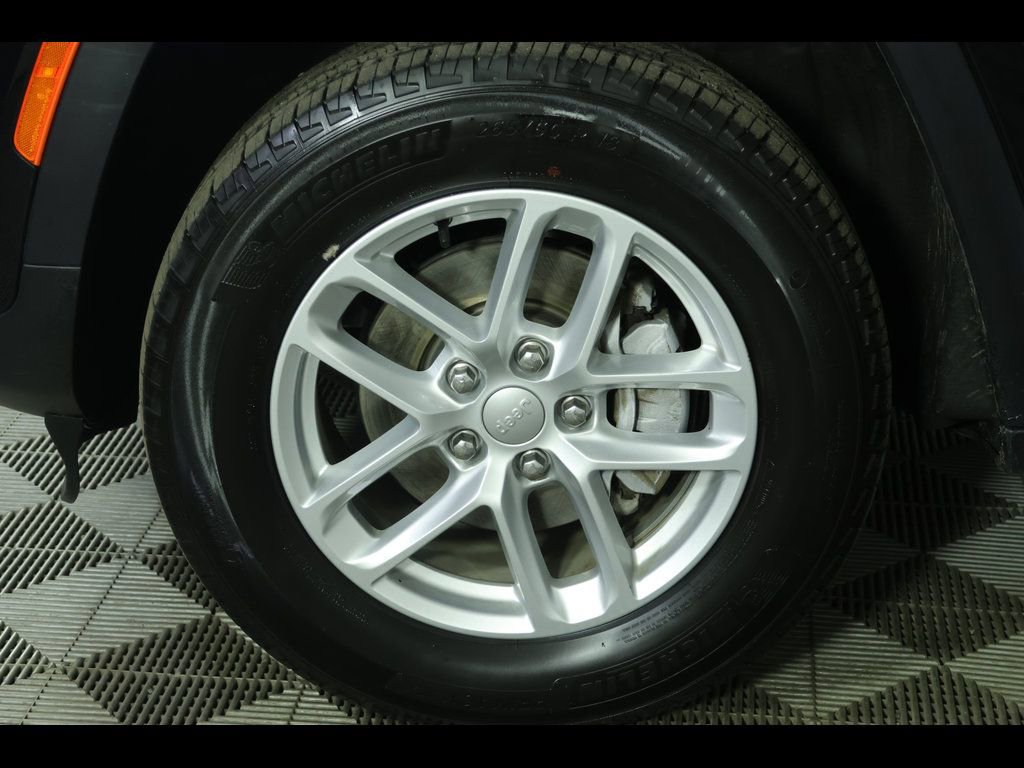 Used 2023 Jeep Grand Cherokee Laredo X image 11