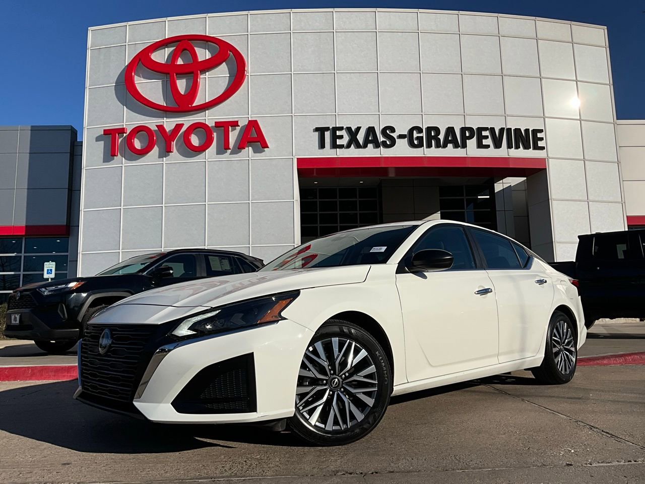 Used 2025 Nissan Altima 2.5 SV image 2