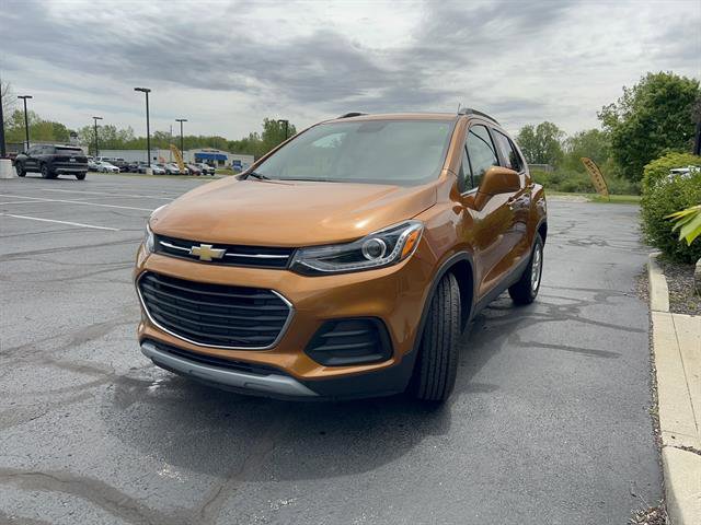 Used 2017 Chevrolet Trax LT w/ Sun & Sound Package FWD image 3