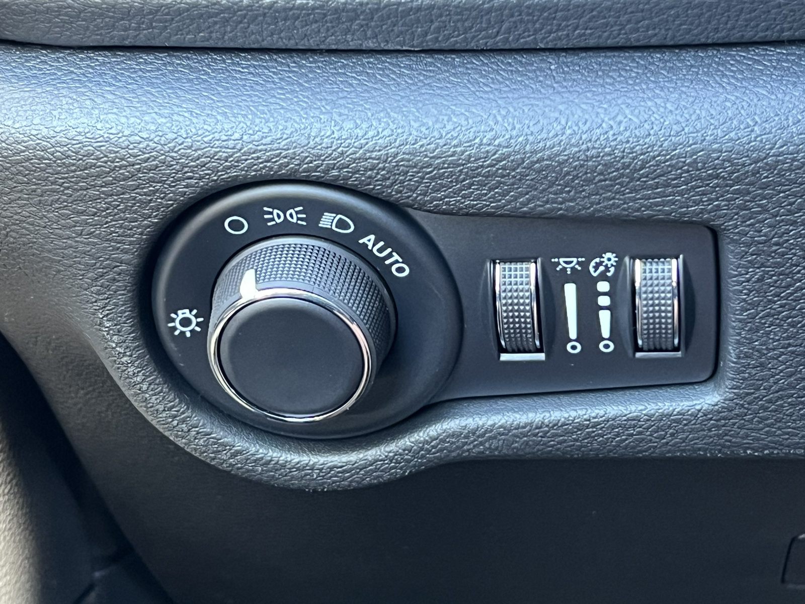 New 2027 Chrysler Pacifica Limited AWD/4WD image 18