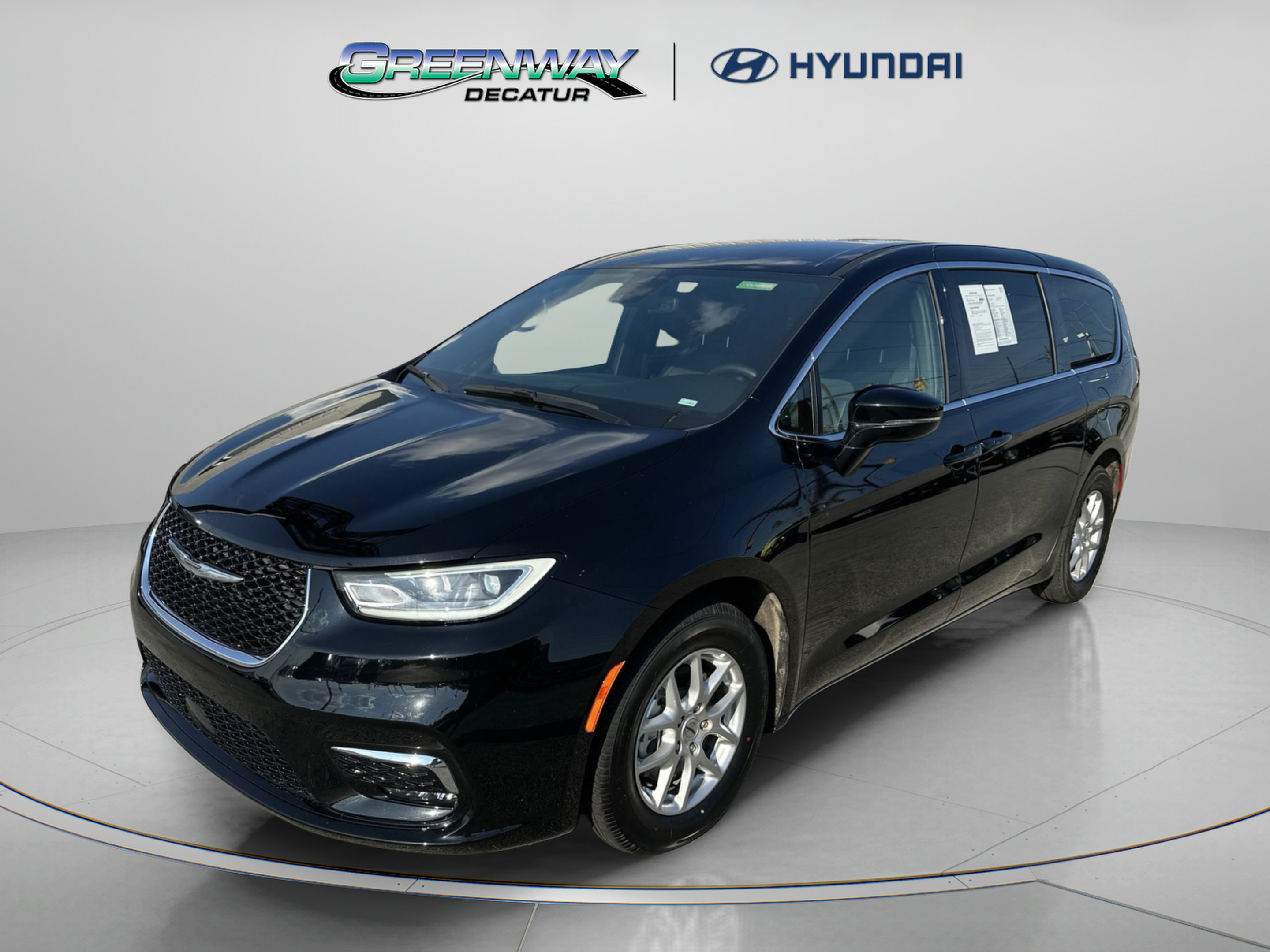 Used 2025 Chrysler Pacifica Select FWD image 4