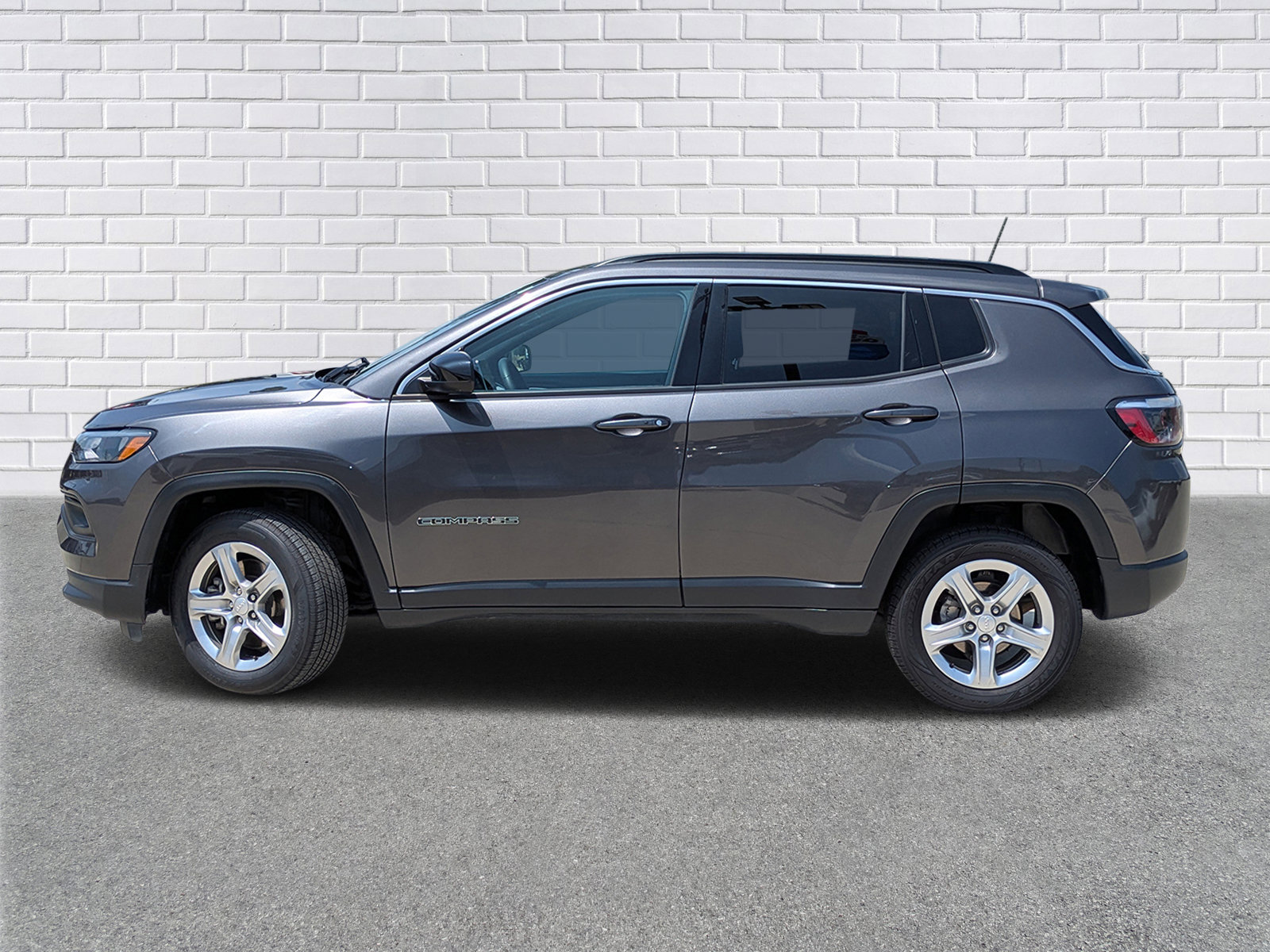 Used 2024 Jeep Compass Latitude AWD/4WD image 2